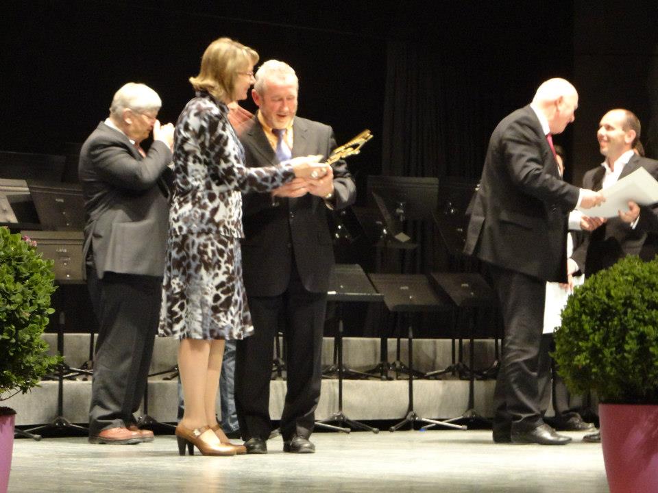 Presidente y director reciben trofeo y diploma (foto de la organización)