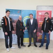 Instantes previos a la firma del convenio de colaboración entre la UMH y Enercoop