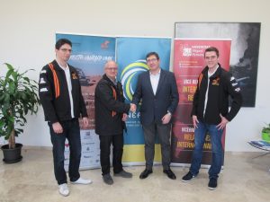 Instantes previos a la firma del convenio de colaboración entre la UMH y Enercoop